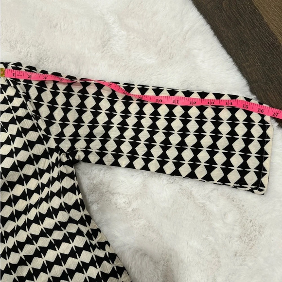 J. Crew Black & White Diamond Checkered 3/4 Sleeve V-neck
Shirt Size XXS - Picture 7 of 10